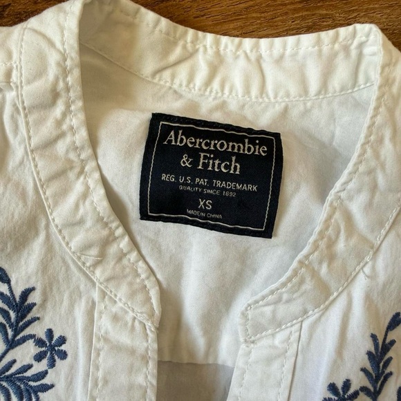 Abercrombie & Fitch White Top with Navy Floral Embroidery - Picture 2 of 5